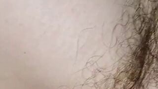 Miss-Natur-Pur bekommt Sperma auf die pelzige Pussy