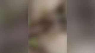 Miss-Natur-Pur bekommt Sperma auf die pelzige Pussy