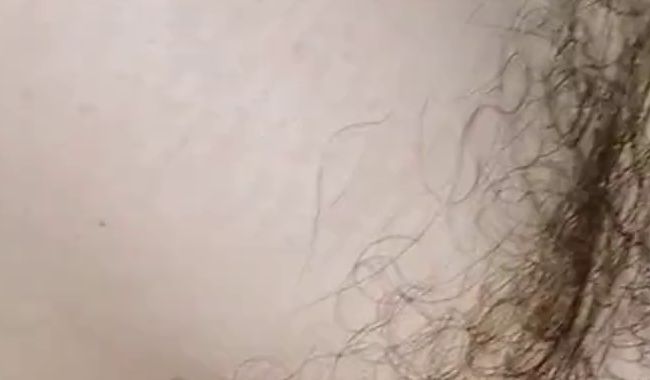 Miss-Natur-Pur bekommt Sperma auf die pelzige Pussy