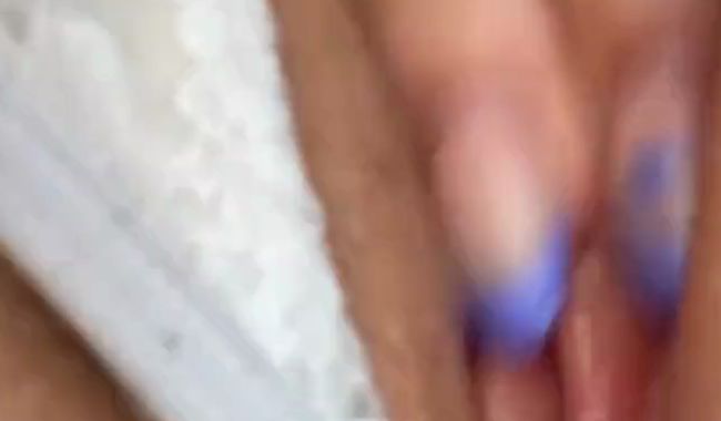 Teen Girl dirtyprincess123 reibt sich die Pussy und stöhnt dabei