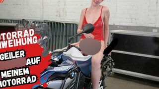 Bikergirl-97 reitet einen Dildo auf dem Bike ein