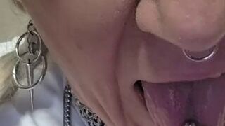 (JuleRoxxX) Gepierctes Tittenluder