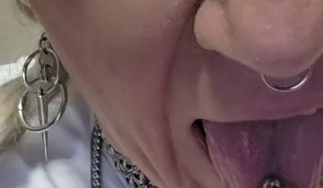 (JuleRoxxX) Gepierctes Tittenluder