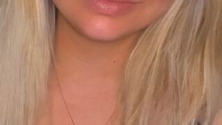 Deluxely zeigt sich mit blonden Haaren