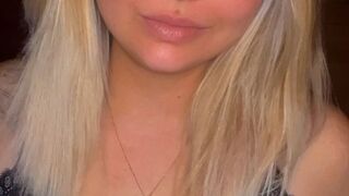 Deluxely zeigt sich mit blonden Haaren