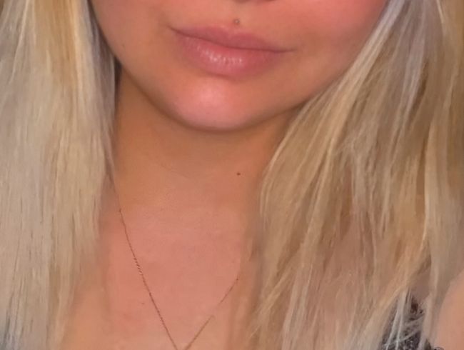 Deluxely zeigt sich mit blonden Haaren