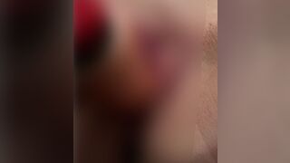 Asteriska hält die Kamera drauf während sie sich einen Dildo in die Pussy schiebt