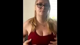 VivianMae verwöhnt sich auf dem Sofa mit Sextoys