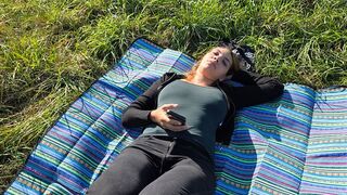 Mila-Hase hat bei Sonnenschein plötzlich Lust auf ein spontanes Abenteuer