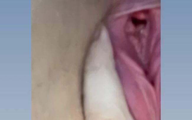 dirtyprincess123 zeigt dir ihren Arsch und du siehst beide Löcher