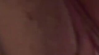 riya-moreno besorgt es sich gierig im weißen Body