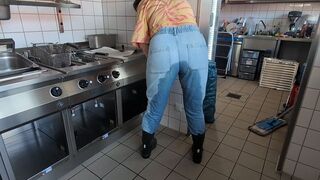 pussycat-33 pisst sich auf der Arbeit in die Jeans