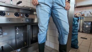pussycat-33 pisst sich auf der Arbeit in die Jeans