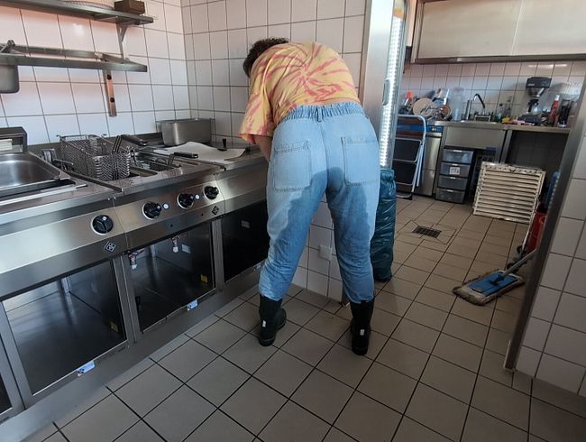 pussycat-33 pisst sich auf der Arbeit in die Jeans