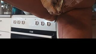 Hausfrau steht in der Küche [Hot-Silli-152]