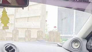 Lady Roxxy pisst ins Auto