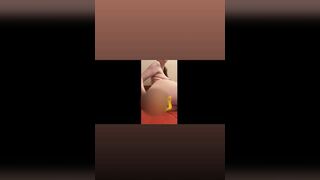 Joline124 masturbiert mit Anal Plugs