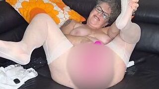 corneliaNylon squirtet beim Orgasmus