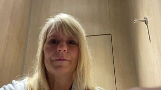 Sweet Susi NRW macht es sich auf der öffentlichen Toilette