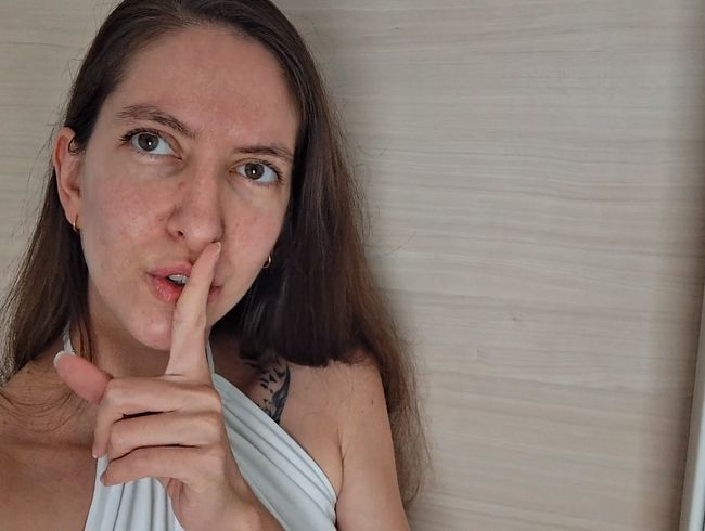 Sofia-Bloom befriedigt sich auf ihrem Geburtstag heimlich