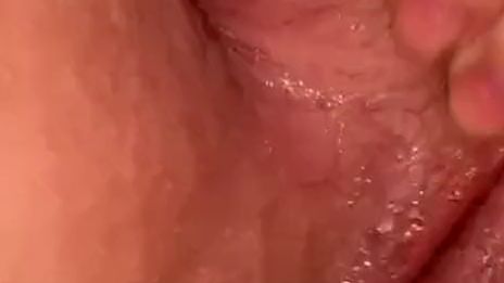 Sei Live dabei, wenn Kinky-Kitten ihre Brüste massiert und die Beine spreizt