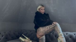 SteffiBlond: Wixxen in Pelz! Pervers!