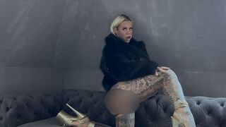 SteffiBlond: Wixxen in Pelz! Pervers!