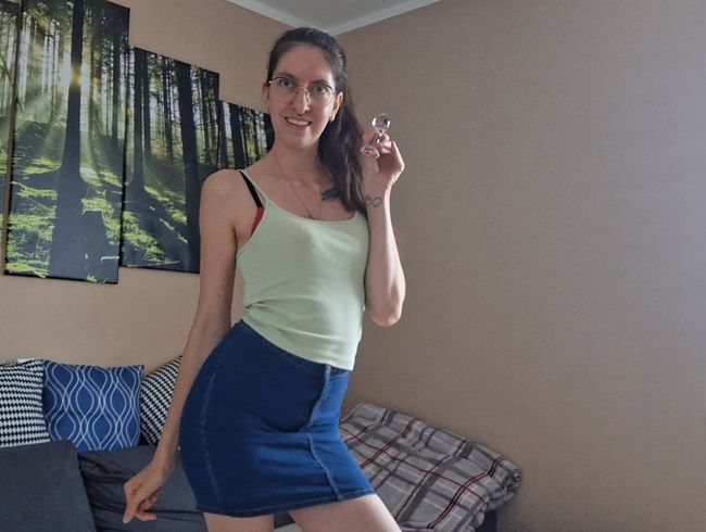 Sofia-Bloom testet einen Anal Plug