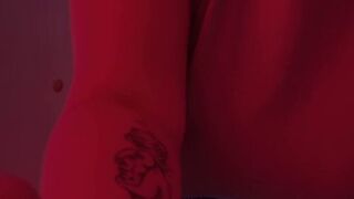 Milf mit großen Titten stript im Solarium von Nessidivine