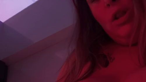 Milf mit großen Titten stript im Solarium von Nessidivine