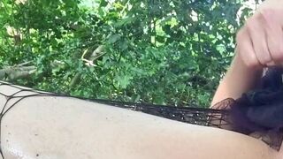 Ich ficke meine Pussy mit einem Stock auf dem Waldboden (ManiaPigmilk)