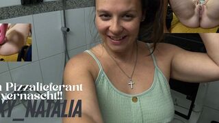 Sexy_Natalia erlebt geile Orgasmen mit dem Pizza Lieferanten