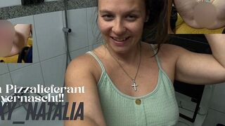 Sexy_Natalia erlebt geile Orgasmen mit dem Pizza Lieferanten