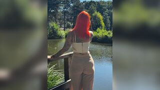 Scarletvixenofficial ziegt sich nackt outdoor