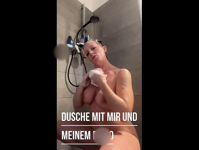 Caroline391 geht mit ihrem Dildo duschen