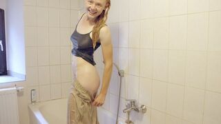 Gingercat-Phine geht in Kleidung duschen