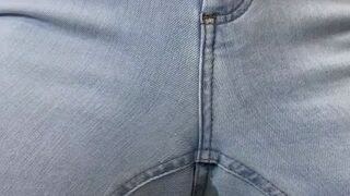 ZoeyLinn772: Ich mache mir für dich die helle Jeanshose richtig nass