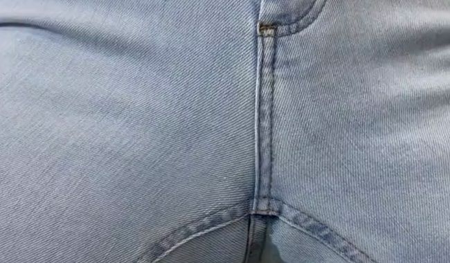 ZoeyLinn772: Ich mache mir für dich die helle Jeanshose richtig nass