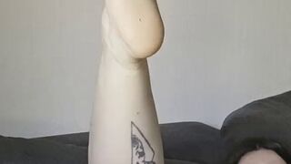 Wallentinafreak verwöhnt sich den Arsch mit Latexhandschuhen