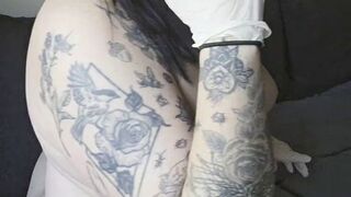 Wallentinafreak verwöhnt sich den Arsch mit Latexhandschuhen