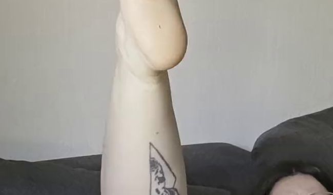 Wallentinafreak verwöhnt sich den Arsch mit Latexhandschuhen