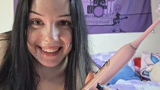 CassandraClasen zeigt, wie sie sich früher selbst befriedigt hat