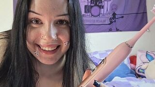 CassandraClasen zeigt, wie sie sich früher selbst befriedigt hat