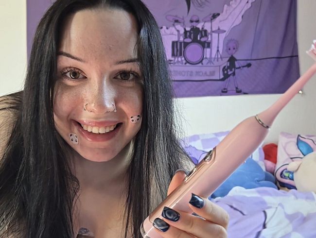 CassandraClasen zeigt, wie sie sich früher selbst befriedigt hat
