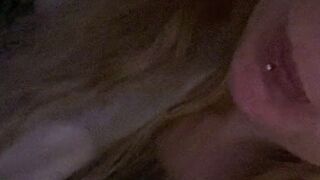 Freche Aktion im Treppenhaus (Curvy Secret)