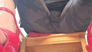 Golden Shower in Leggins und roten Highheels – Deine kleine Piss-Fotze (Munichgold)