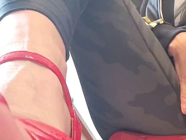 Golden Shower in Leggins und roten Highheels – Deine kleine Piss-Fotze (Munichgold)