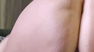 CurvyInkMilf wixxt ihre Muschi mit einem Analplug