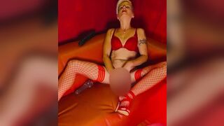 Skinny-Nicci lässt ihrer Geilheit freien Lauf