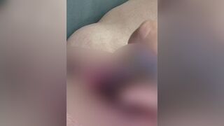 Mit dem Glasdildo zum Orgasmus - HotCurvyWild besorgt es sich geil und kommt heftig!